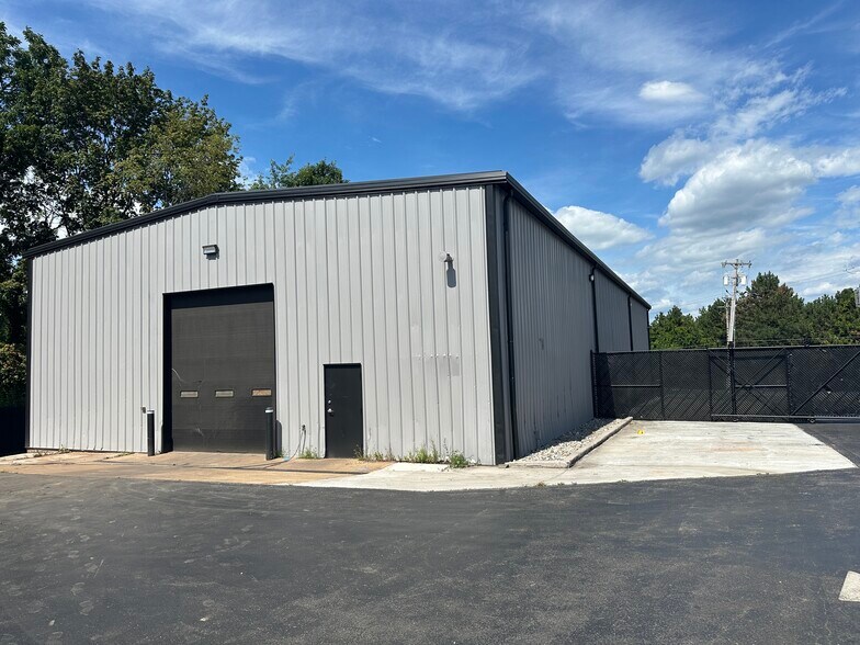 335 Commerce Blvd, Liverpool, NY à louer - Photo de l’immeuble – Image 3 sur 11