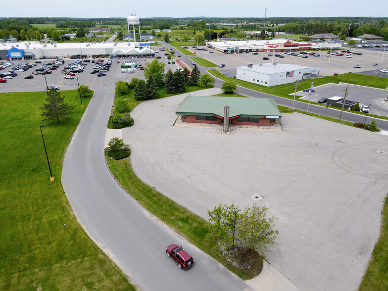 245 Mill St, Cheboygan, MI à louer - Photo de l’immeuble – Image 2 sur 11