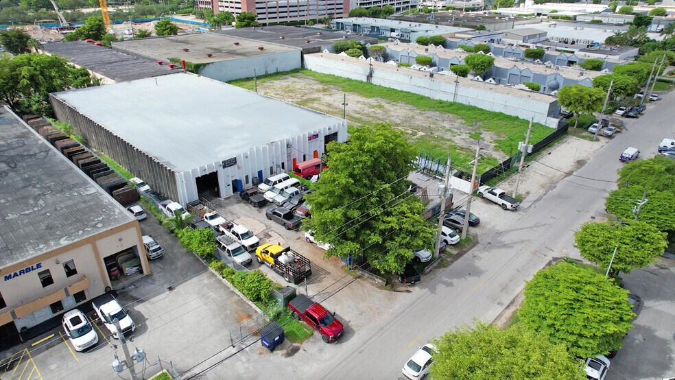 8230-8232 NW 56th St, Miami, FL à vendre - Photo de l’immeuble – Image 3 sur 18