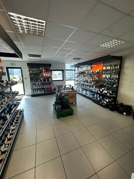 Local d’activités dans Norroy-le-Veneur à louer - Photo de l’immeuble – Image 3 sur 9