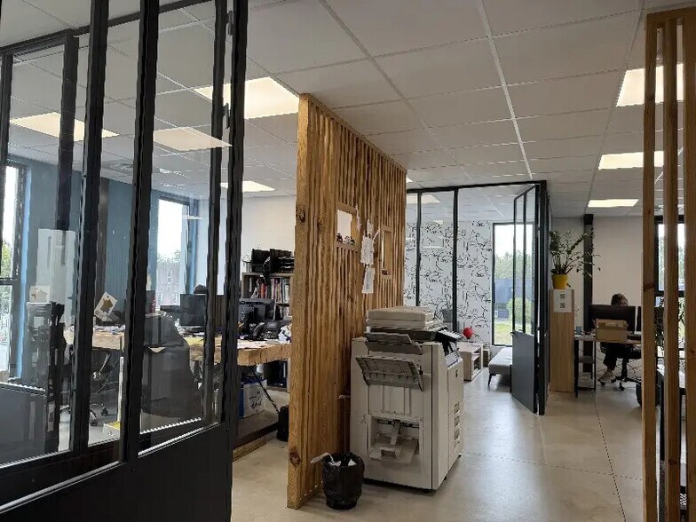 Local d’activités dans Martillac à louer - Photo de l’immeuble – Image 3 sur 5