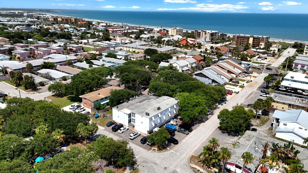 404 Harrison Ave, Cape Canaveral, FL à vendre - Photo de l’immeuble – Image 2 sur 8