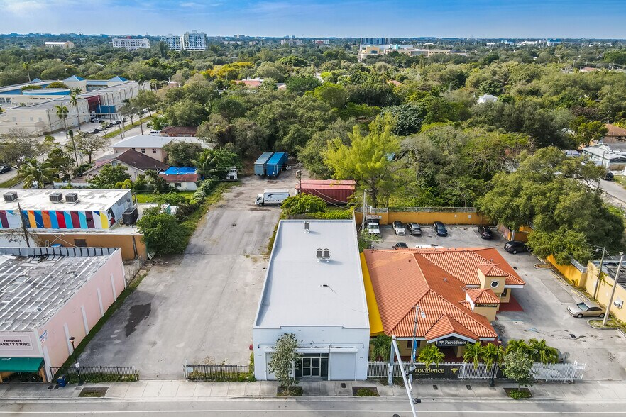 5930 NE 2nd Ave, Miami, FL à louer - Photo de l’immeuble – Image 3 sur 17