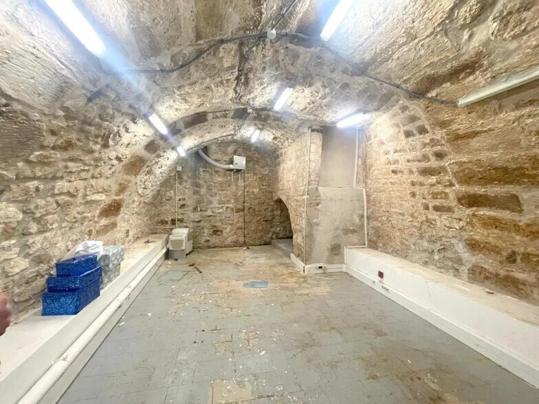 Local commercial dans Saint-Germain-en-Laye à louer - Photo de l’immeuble – Image 3 sur 5