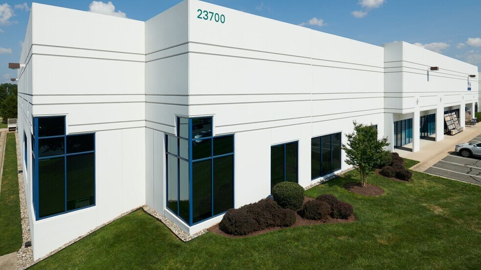 23700 Pebble Run Pl, Sterling, VA à louer - Photo de l’immeuble – Image 2 sur 5
