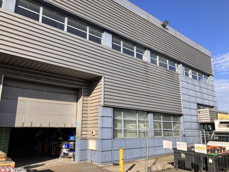Local d’activités dans La Courneuve à louer - Photo de l’immeuble – Image 3 sur 9