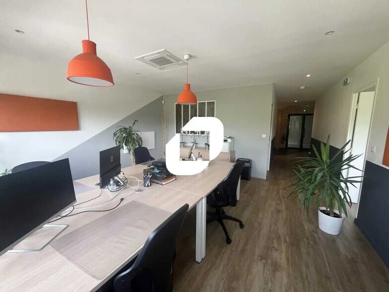 Bureau dans Évry-Courcouronnes à vendre - Photo de l’immeuble – Image 2 sur 11