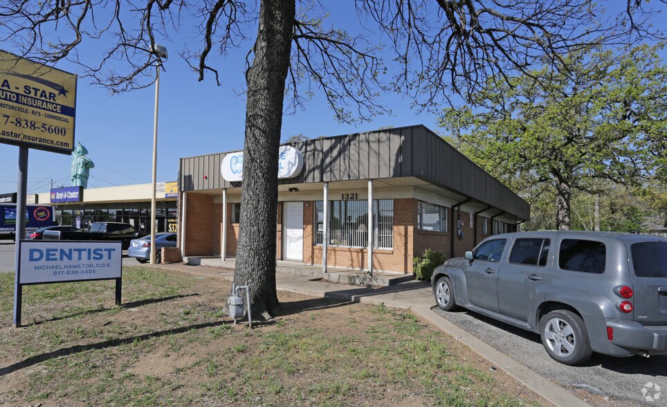 1321 N Beach St, Fort Worth, TX à louer - Photo de l’immeuble – Image 2 sur 3