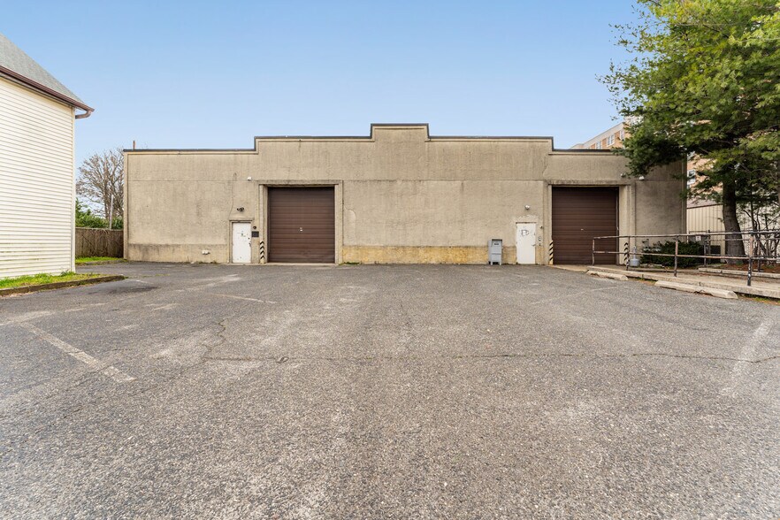 17 Jackson St, Freehold, NJ à vendre - Photo de l’immeuble – Image 2 sur 20