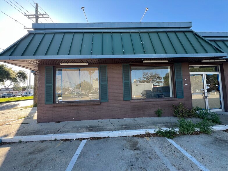 203 W Judge Perez Dr, Chalmette, LA à louer - Photo de l’immeuble – Image 2 sur 17