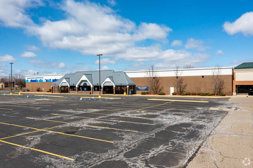 15255-15449 Hall Rd, Macomb Township, MI à louer - Photo de l’immeuble – Image 3 sur 10