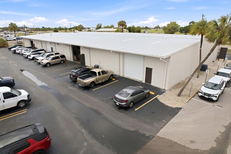 1056 NE Pine Island Rd, Cape Coral, FL à louer - Photo de l’immeuble – Image 1 sur 6