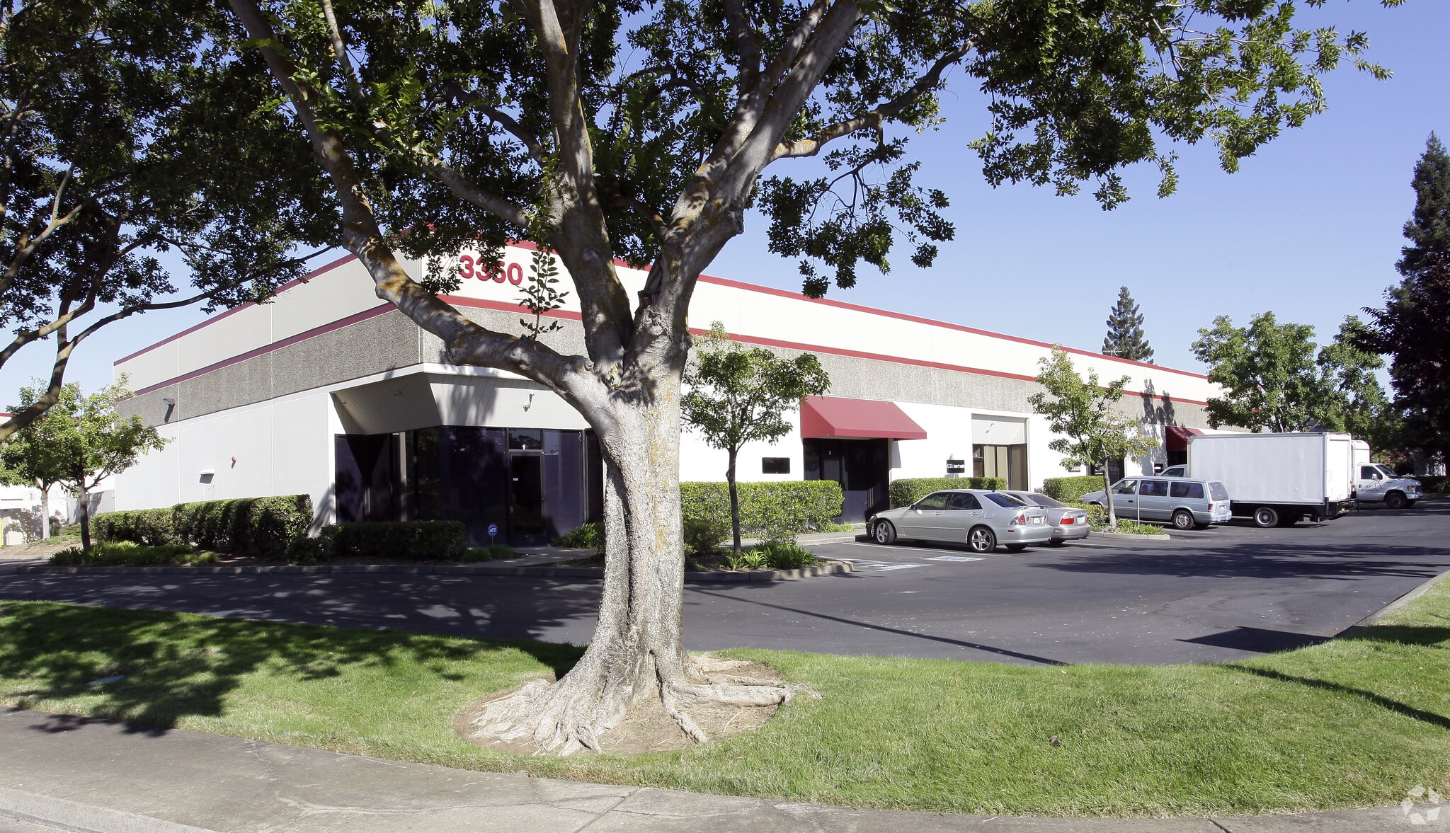 3350 Monier Cir, Rancho Cordova, CA à louer Photo principale– Image 1 sur 5