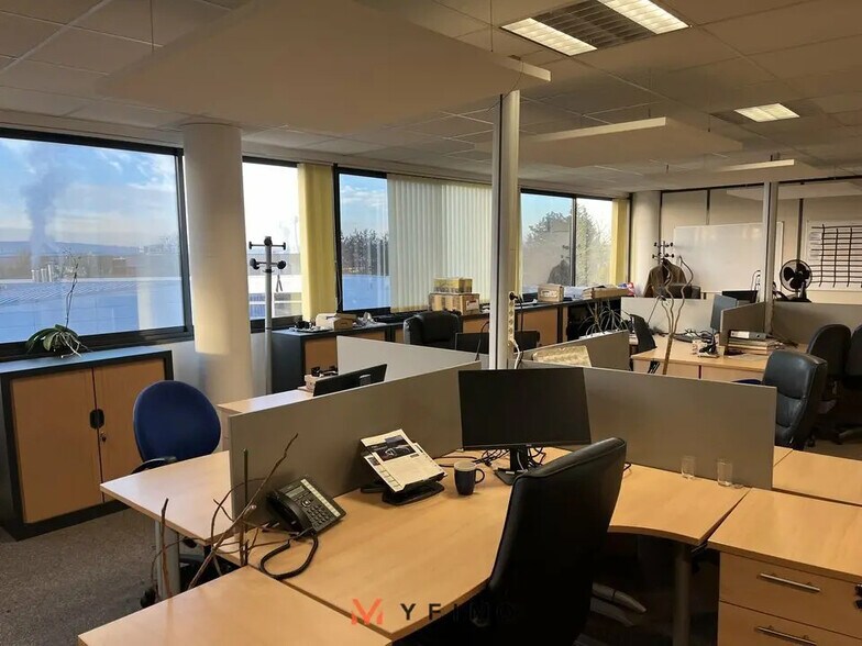 Bureau dans Poissy à louer - Photo de l’immeuble – Image 2 sur 7