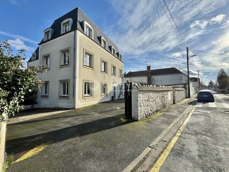 Bureau dans Dammarie-les-Lys à vendre - Photo de l’immeuble – Image 1 sur 12