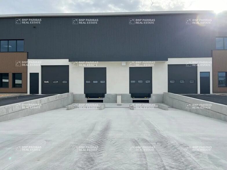 25 Route De Lyon, Saint-Priest à louer - Photo de l’immeuble – Image 2 sur 19