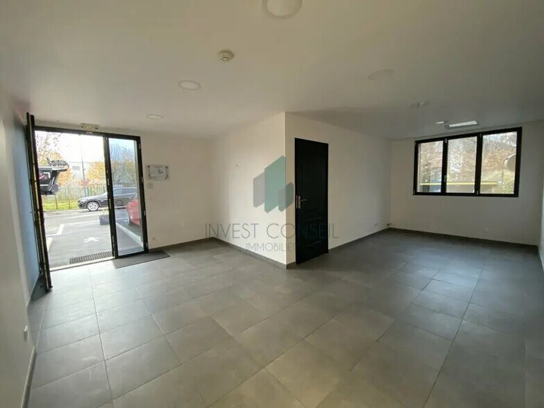 Local d’activités dans Ennery à louer - Photo de l’immeuble – Image 1 sur 7