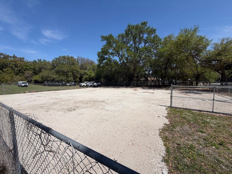 10248 Fisher ave, Tampa, FL à louer - Photo de l’immeuble – Image 2 sur 5