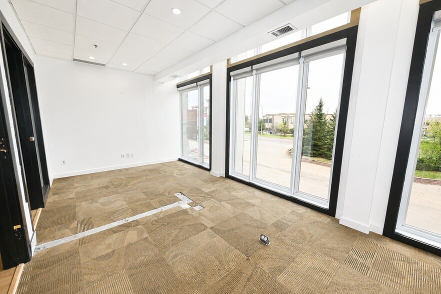 2330 Ellwood Dr SW, Edmonton, AB à louer - Photo de l’immeuble – Image 3 sur 6