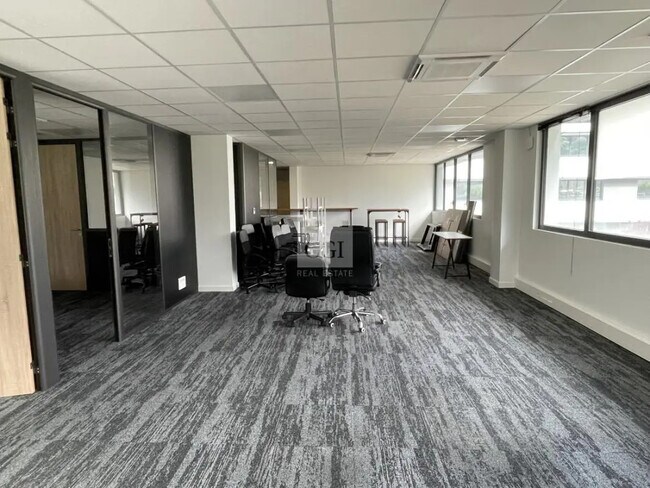 Plus de détails pour 29 Boulevard De L'Europe, Seyssinet-Pariset - Bureau à louer
