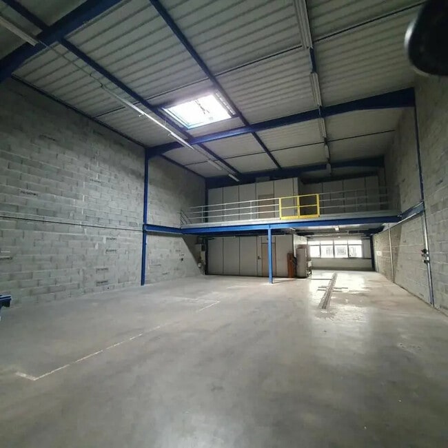 Plus de détails pour Local d'activités à louer