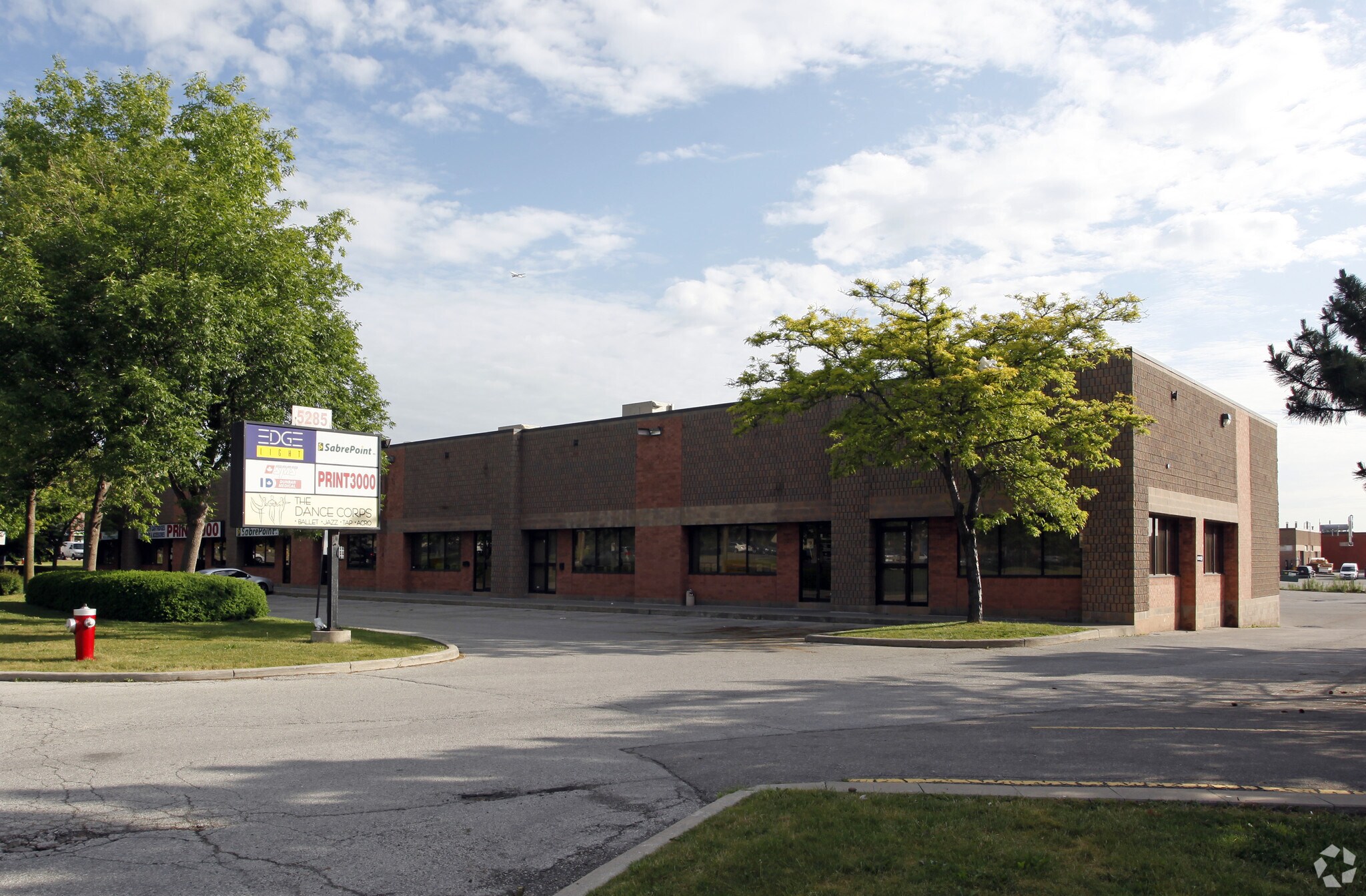 5285 Tomken Rd, Mississauga, ON à louer Photo principale– Image 1 sur 3