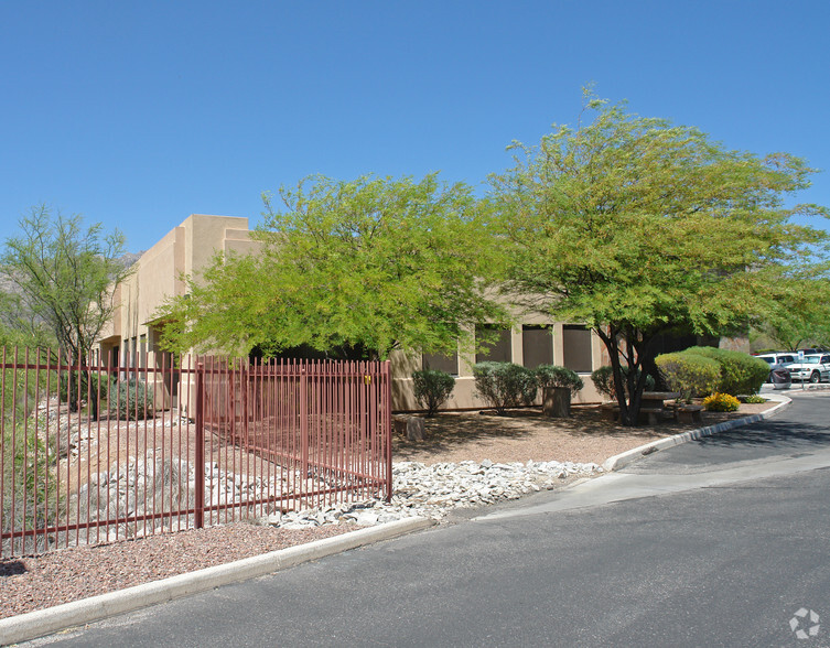 5215 Sabino Canyon Rd, Tucson, AZ à louer - Photo de l’immeuble – Image 2 sur 4