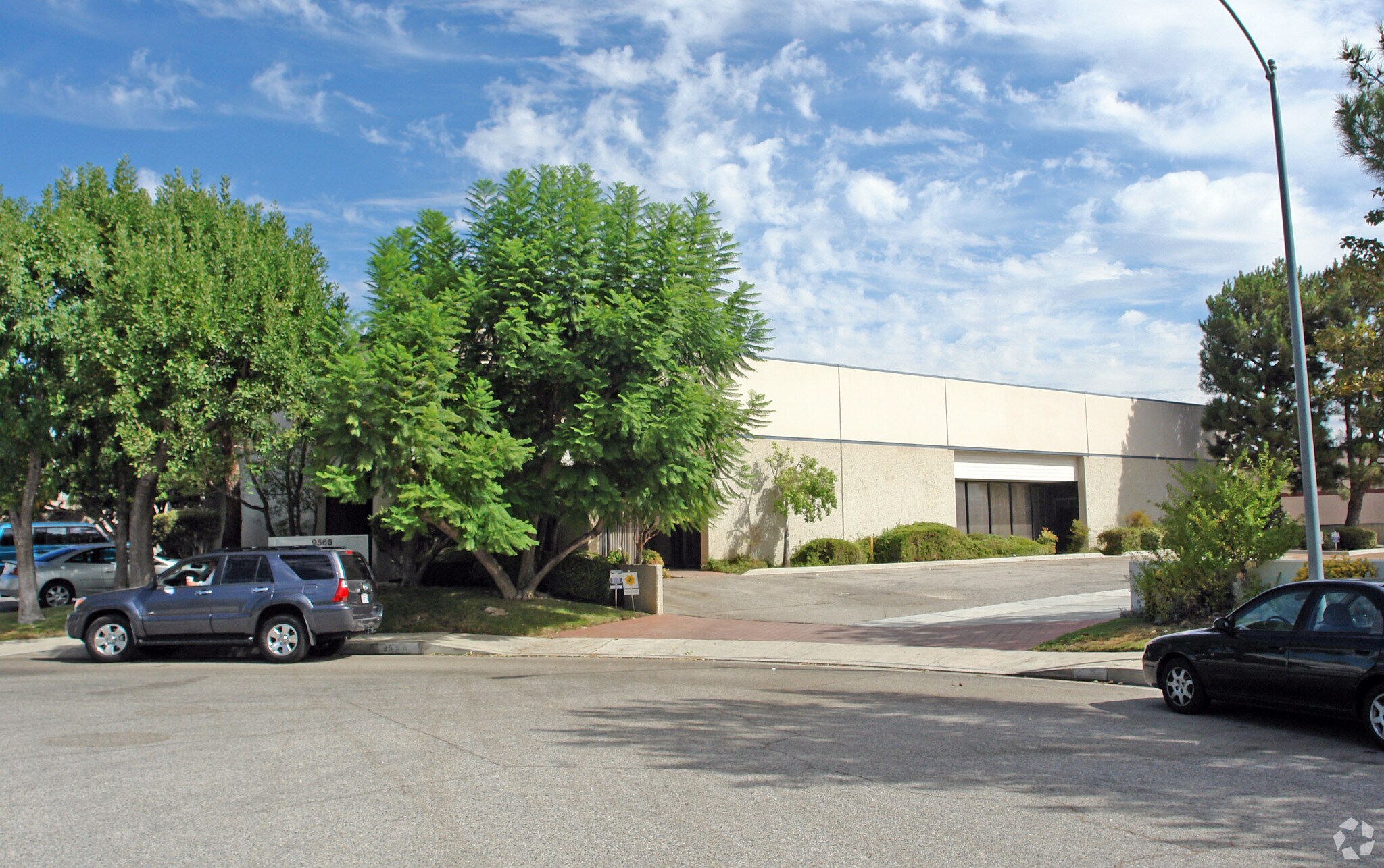 9566 Vassar Ave, Chatsworth, CA à louer Photo principale– Image 1 sur 4