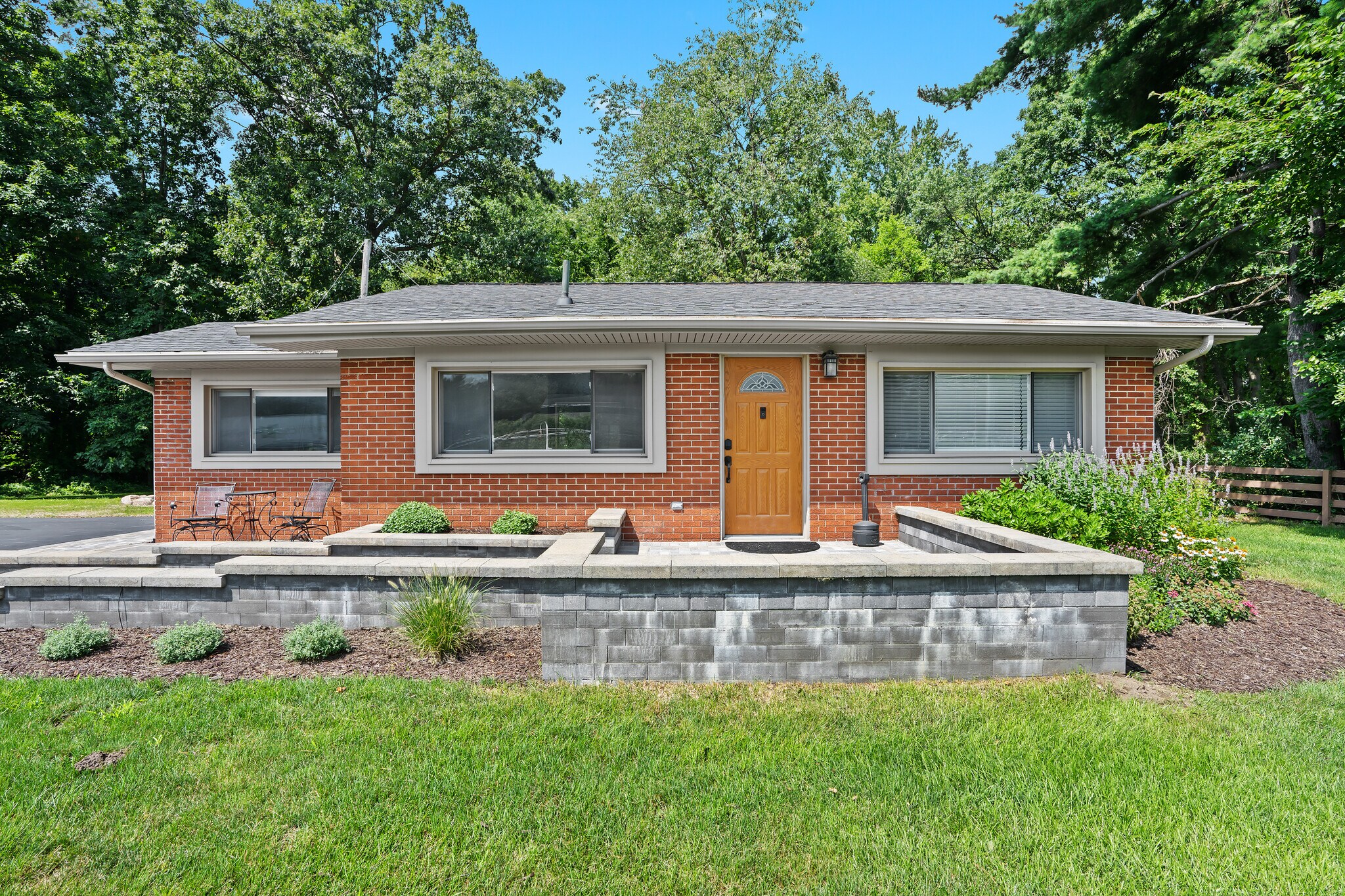 8864 Whitmore Lake Rd, Brighton, MI à louer Photo de l’immeuble– Image 1 sur 18