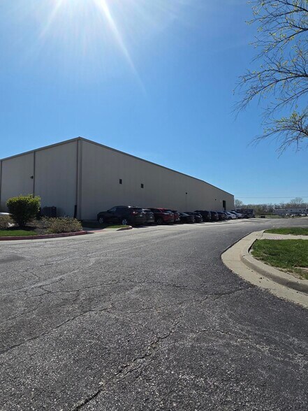 4300-4324 N Belgium Ave, Riverside, MO à louer - Photo de l’immeuble – Image 3 sur 5