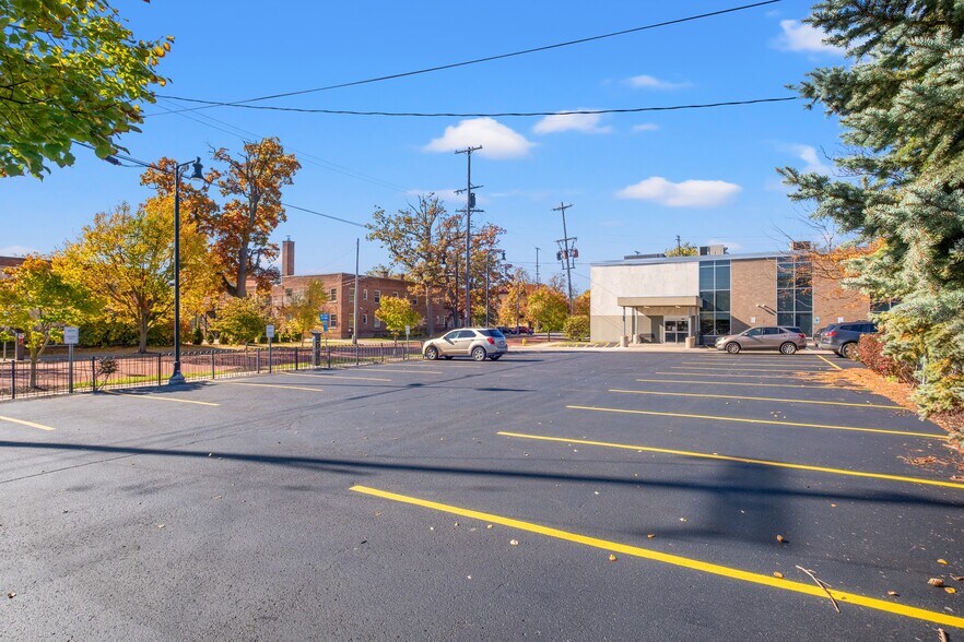 801 Cherry St SE, Grand Rapids, MI à vendre - Photo de l’immeuble – Image 2 sur 7