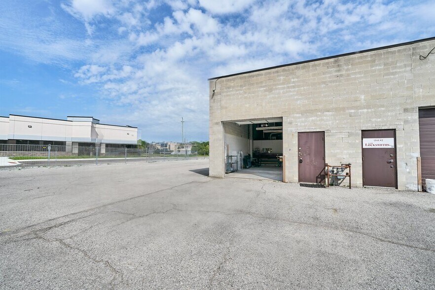 676 Monarch Ave, Ajax, ON à vendre - Photo de l’immeuble – Image 2 sur 7