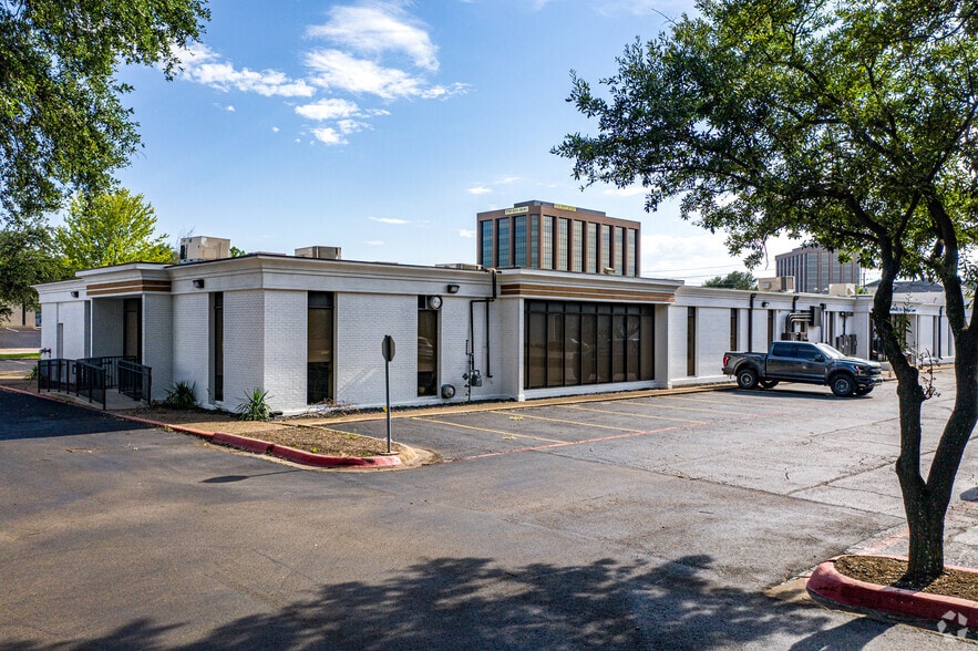 13740 Midway Rd, Farmers Branch, TX à louer - Photo de l’immeuble – Image 2 sur 7