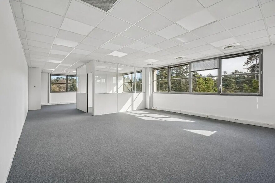 Bureau dans Saint-Genis-Laval à vendre - Photo de l’immeuble – Image 3 sur 14