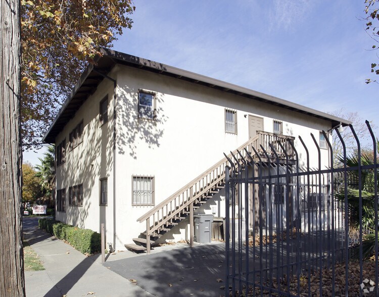 902 Court St, Woodland, CA à vendre - Photo de l’immeuble – Image 2 sur 2