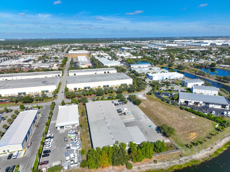 7899 Drew Cir, Fort Myers, FL à louer - Photo de l’immeuble – Image 3 sur 14