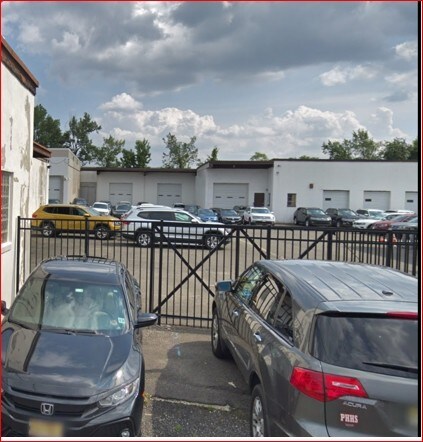 74 Leliarts Ln, Elmwood Park, NJ à vendre - Photo de l’immeuble – Image 2 sur 16
