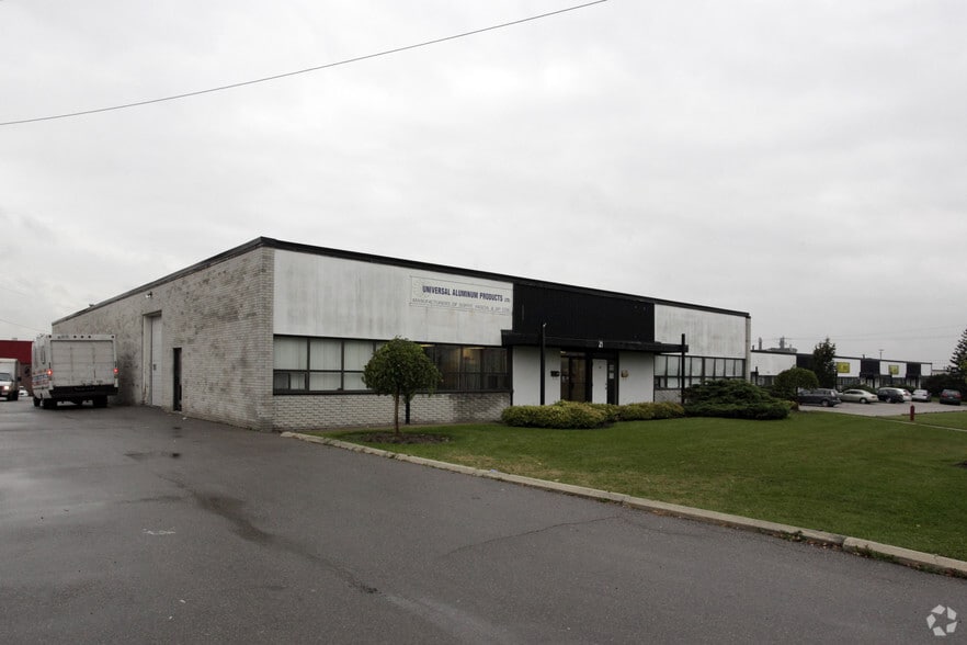 21-39 Kenhar Dr, Toronto, ON à louer - Photo principale – Image 1 sur 2