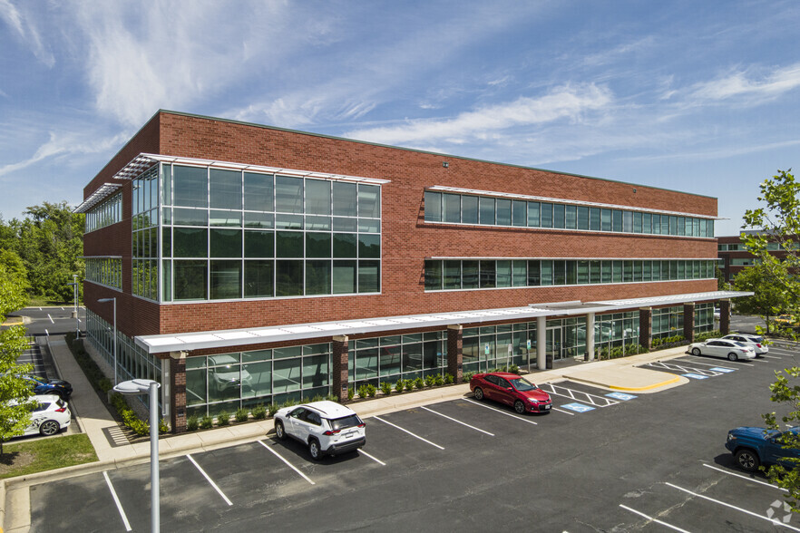 3800 Fettler Park Dr, Dumfries, VA à louer - Photo de l’immeuble – Image 1 sur 7
