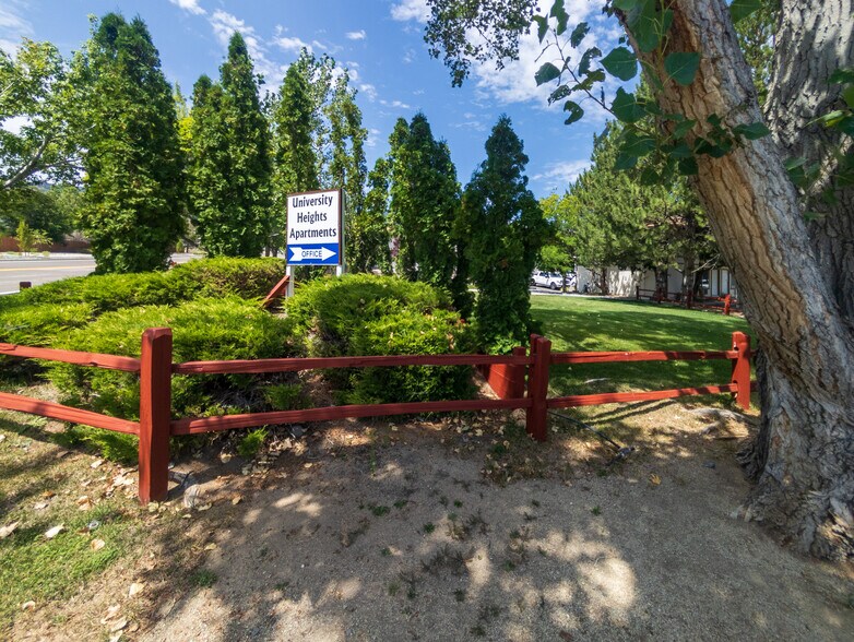 2028 W College Pky, Carson City, NV à vendre - Photo de l’immeuble – Image 3 sur 45