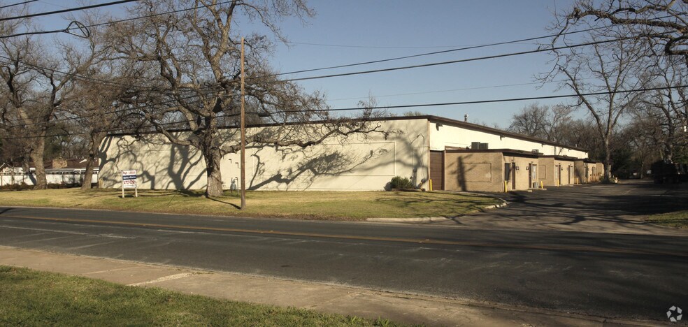 777 Shady Ln, Austin, TX à louer - Photo de l’immeuble – Image 1 sur 13
