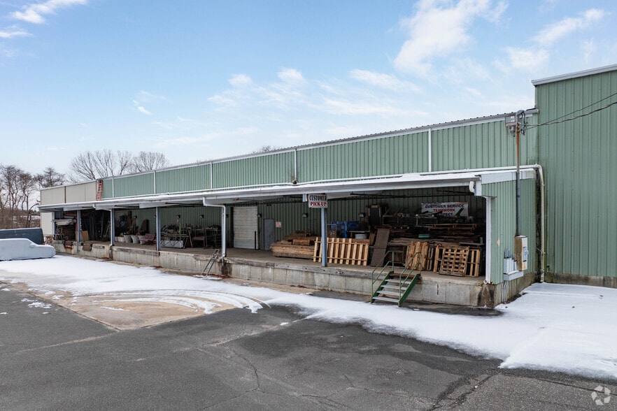 26 Frowein Rd, Center Moriches, NY à vendre - Photo principale – Image 1 sur 73