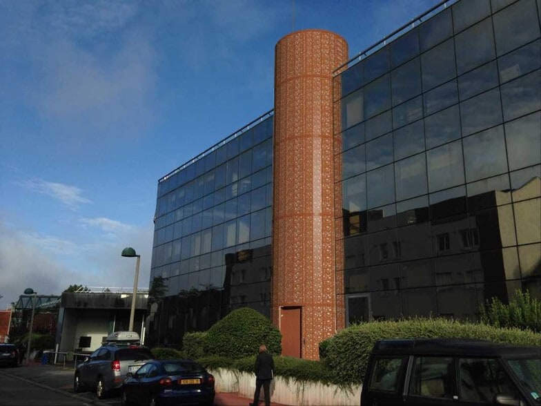 1 Rue Georges Braque, Guyancourt à louer - Photo de l’immeuble – Image 1 sur 11
