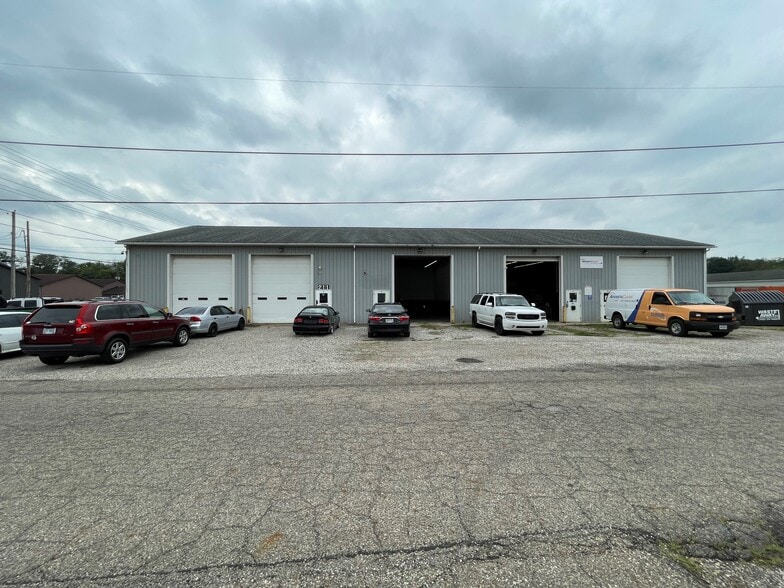 211 Montgomery Ave, Newark, OH à louer - Photo de l’immeuble – Image 3 sur 9