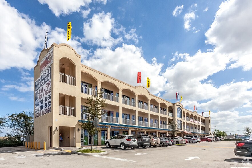 8040 NW 95th St, Hialeah, FL à louer - Photo principale – Image 1 sur 7