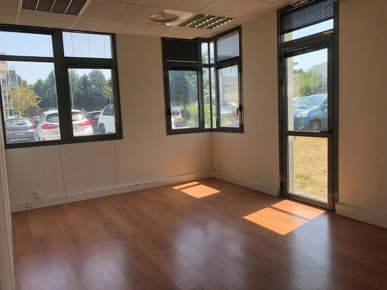 Bureau dans Saint-Grégoire à vendre - Photo de l’immeuble – Image 2 sur 5