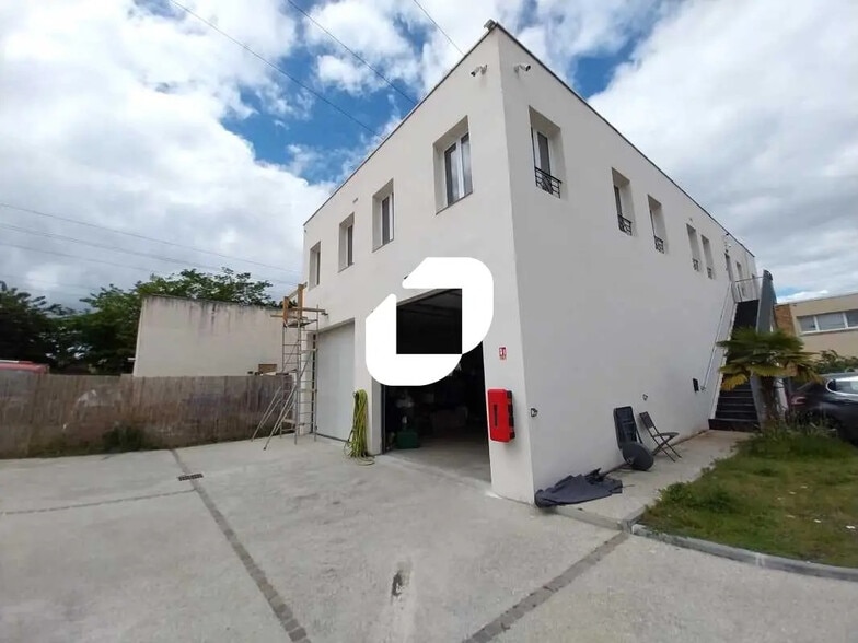 Local d’activités dans Élancourt à louer - Photo de l’immeuble – Image 1 sur 12