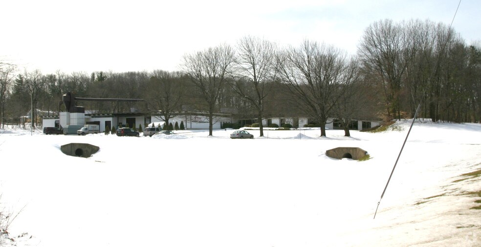 72 Northwest Dr, Plainville, CT à vendre - Photo de l’immeuble – Image 2 sur 4