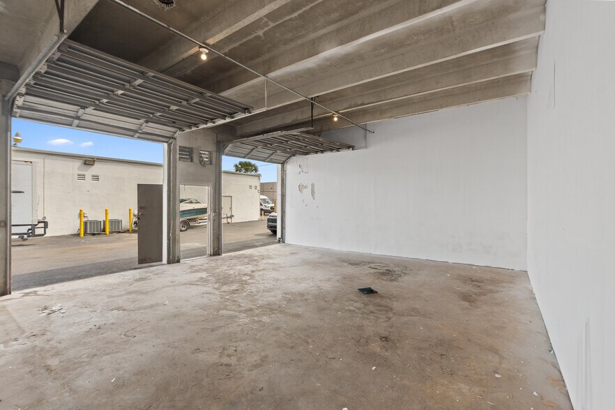 7401 NW 68th St, Miami, FL à louer - Photo intérieure – Image 2 sur 8