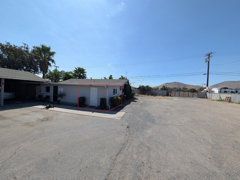 17736 Slover Ave, Bloomington, CA à louer - Photo de l’immeuble – Image 3 sur 7